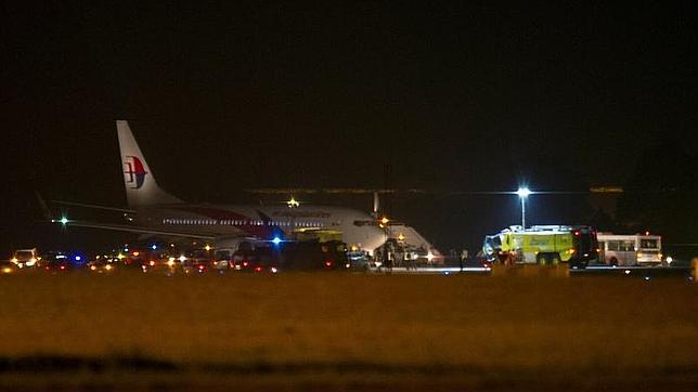Un avión de Malaysia Airlines realiza un aterrizaje de emergencia sobre la panza