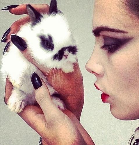 Cara Delevingne felicita la Pascua acompañada de un conejo