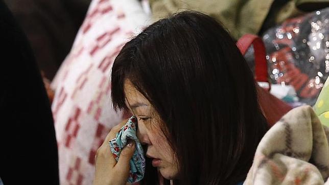 El balance de víctimas mortales tras el hundimiento del «Sewol» asciende a 64