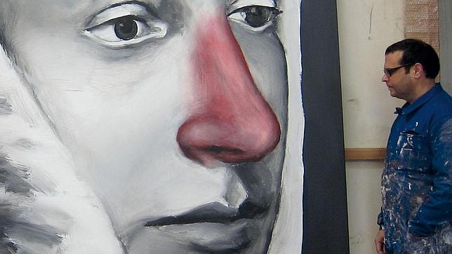 Ydáñez trabajando en su taller