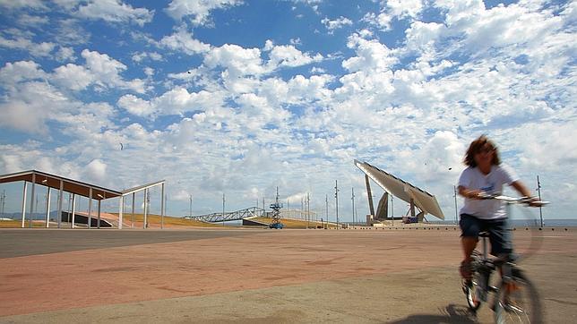 Barcelona esconde el décimo aniversario del Fórum 2004