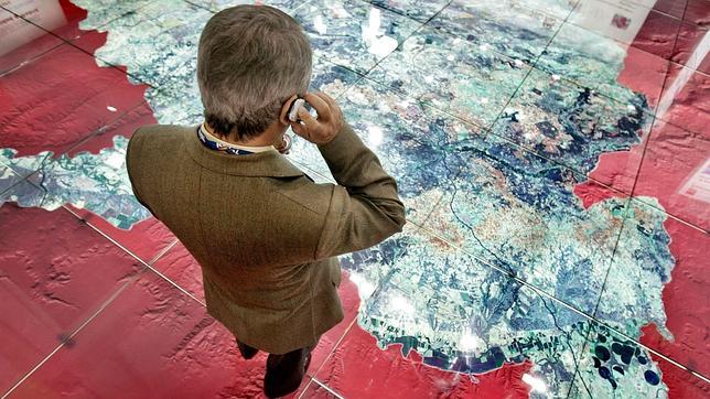 Llamar durante 10 minutos desde un móvil a un 902 incrementa la factura en más de cinco euros