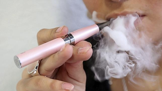 El cigarrillo electrónico, tan dañino como el tabaco para el fumador pasivo