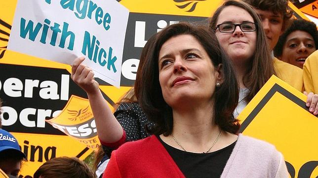 Miriam Clegg afirma que los hombres que cuidan a sus hijos tienen «more cojones»