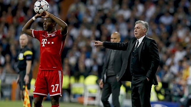 Alaba se dispone a sacar de banda ante la mirada de Ancelotti