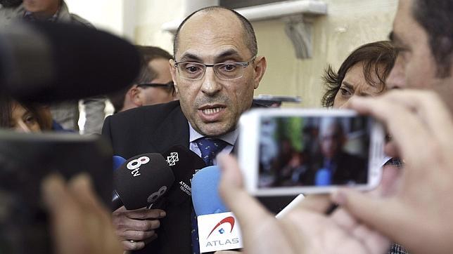 El juez Silva recusa a dos magistrados y logra suspender su juicio