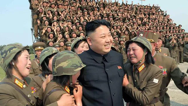 Mujeres soldado lloran de emoción al tocar a Kim Jong-un