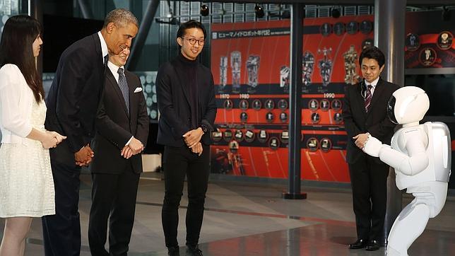 Obama juega al fútbol con el robot japonés «Asimo» en Tokio