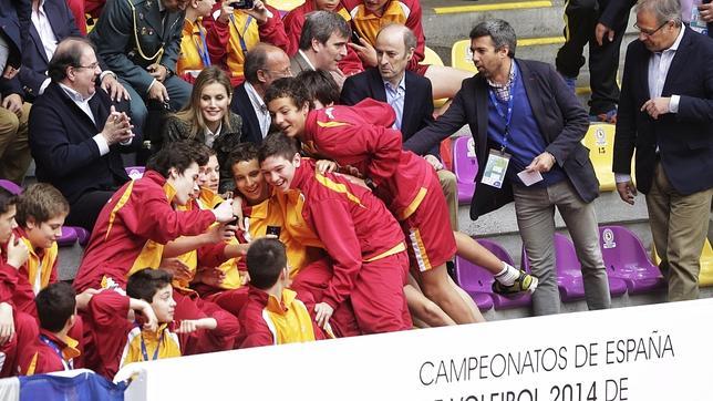 Doña Letizia se une a la moda de los «selfies»