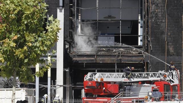 Fachada del complejo asolada por el incendio, así como los locales comerciales