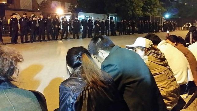 Familiares del vuelo MH370 protestan ante la embajada de Malasia en Pekín