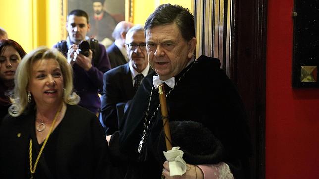 Los rectores ironizan sobre los requisitos de las becas: «Con un 8 de nota, subiría más el rendimiento»