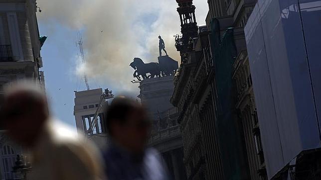 Una densa nube de humo tomó durante varias horas el centro