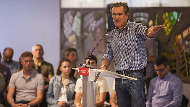 El PSOE exige a Cañete que dimita pese a que López Aguilar no lo hizo en 2007