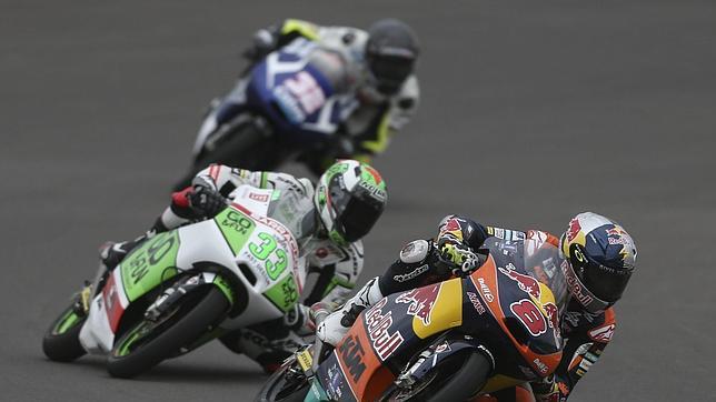 Fenati deja sin triunfo a Álex Márquez en la última curva