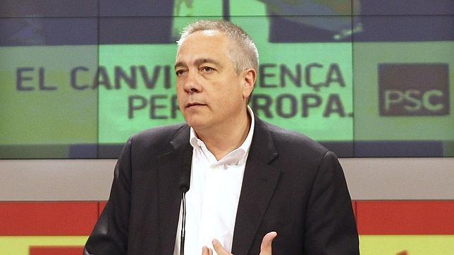 El líder socialista Pere Navarro, agredido e insultado en un acto familiar en Terrassa