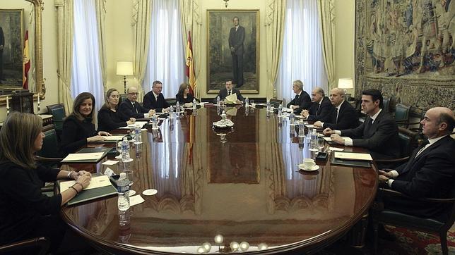 Rajoy se limita a un ajuste en su primer cambio de Gobierno, el tercero más duradero