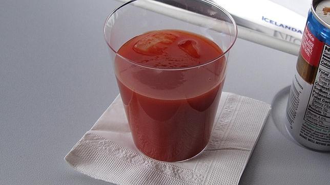 Misterio resuelto: Por qué pedimos zumo de tomate en los aviones