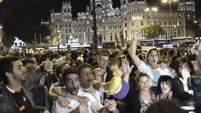 Aficionados del Madrid celebran en Cibeles el pase a la final de la Champions
