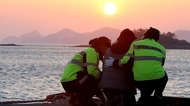 Casi 100 cuerpos permanecen aún en el ferry surcoreano hundido hace 15 días
