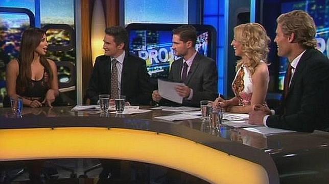 Kim Kardashian «se gusta» y no deja de mirarse en los monitores de televisión