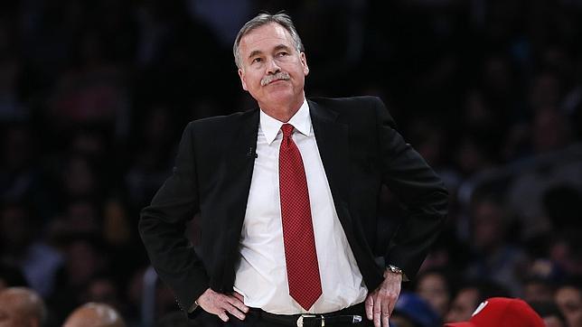 Mike D'Antoni renuncia a seguir al frente de los Lakers