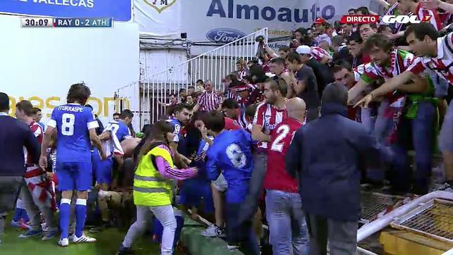 Nuevas tácticas en el asalto a la valla de Melilla: arrojar ropa ardiendo a los agentes