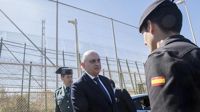 Interior dará «más seguridad jurídica» a la Guardia Civil frente a los asaltos a la valla