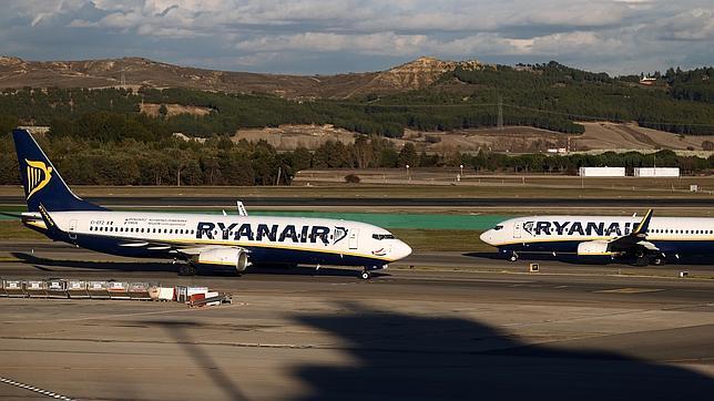 Un avión de Ryanair organiza un concurso para lanzar rollos de papel higiénico en pleno vuelo a cambio de «bebida gratis»