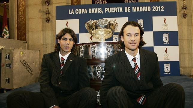 Con Carlos Moyá, en 2004, tras ganar la Copa Davis, posa en el Ayuntamiento madrileño en apoyo de Madrid 2012