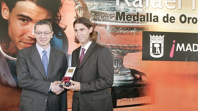 Rafa Nadal recibe la Medalla de Oro de la ciudad de Madrid, de manos del alcalde Alberto Ruiz-Gallardón, en 2007
