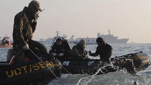 Muere uno de los buzos que participan en las tareas de rescate tras el hundimiento del 'Sewol'