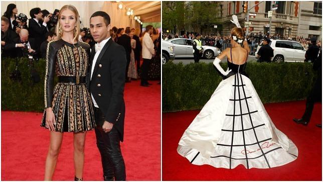 La modelo Rosie Huntington-Whiteley con el diseñador de Balmain, Olivier Rousteing y Sarah Jessica-Parket subiendo las escaleras de MET en su vestido de Oscar de la Renta