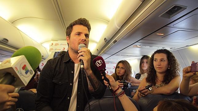 Dani Martín presenta su gira 2014 a bordo de un avión: «Me apetecía montar este 'pollo'»