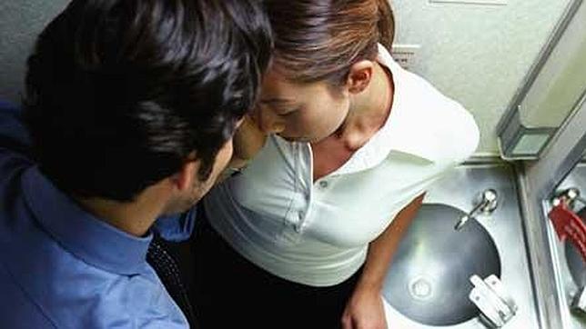 Arrestan a una británica durante un vuelo por practicar sexo en el baño del avión