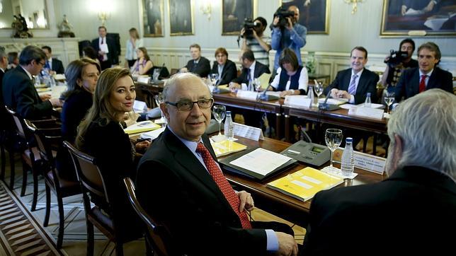 Montoro da a los ayuntamientos un año más de carencia en el préstamo del plan de pago a proveedores