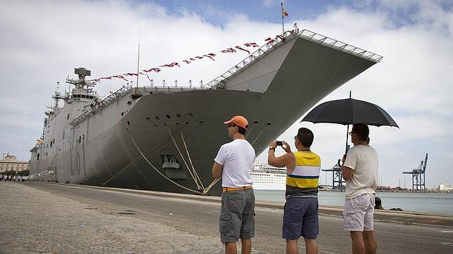 El «Juan Carlos I» amarrado en Cádiz