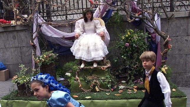 Unos niños, en la fiesta de los Mayos de Madrid