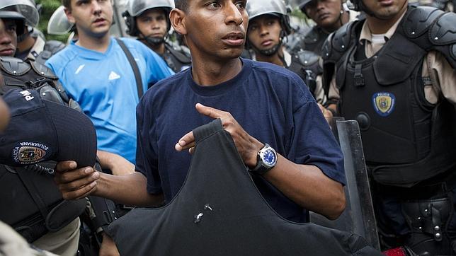 Muere un policía nacional de un disparo en la cabeza en las protestas en Chacao