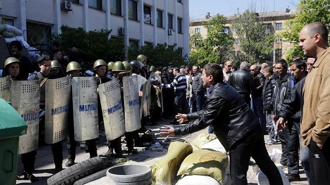 Una veintena de muertos en un tiroteo frente a una comisaría en Mariupol