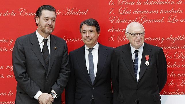 José Pedro Pérez-Llorca, (d) durante la entrega el pasado abril en la Casa de Correos de los galardones autonómicas