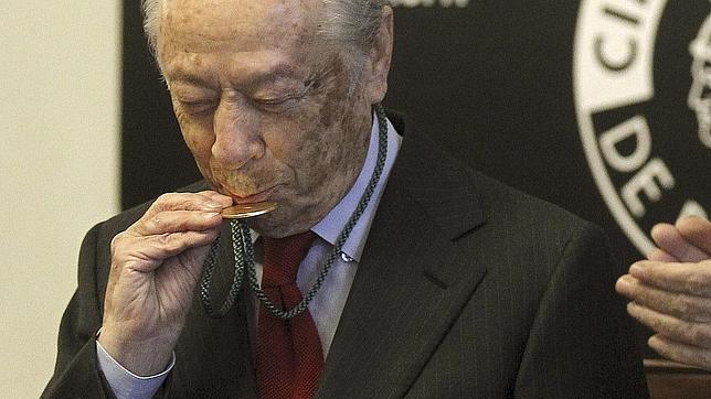 El director y musicólogo Alberto Zedda recibe la Medalla de Oro del CBA