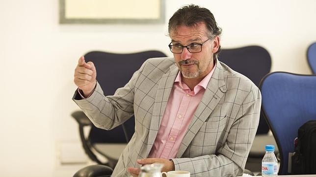 Engelen: «es un error que los médicos no usen con sus pacientes las redes sociales»