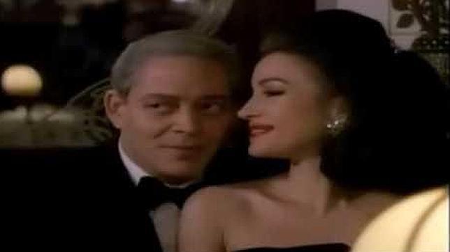 Jane Seymour, con Raúl Julia en la tv-movie «Onassis: el hombre más rico del mundo»