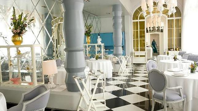 Los tonos blancos y la luz dominan en La Terraza del Casino