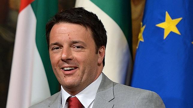 Renzi encuentra en el suelo 20 euros e ironiza: «Para que luego digan que no encuentro recursos»