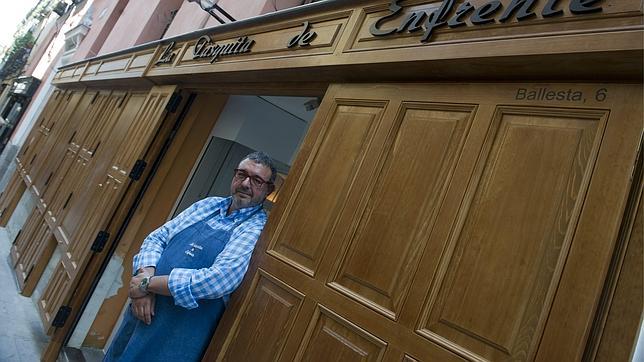 Juanjo López Bedmar, en la puerta de La Tasquita de Enfrente