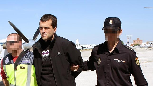 La Policía traslada desde Francia a los etarras Zarrabeitia y Larretxea