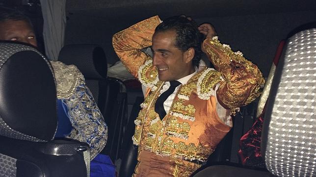 ABC recorre el trayecto desde la plaza al hotel con Fandiño, el héroe victorioso