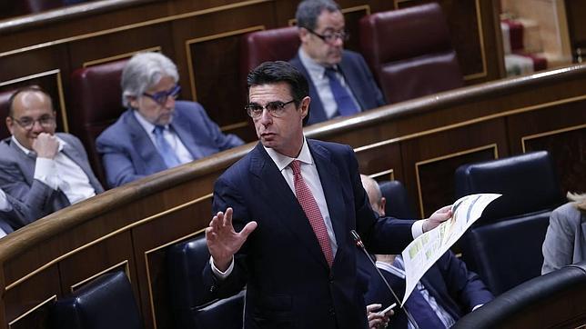 Soria reprocha a PSOE y CC que ahora se opongan a las prospecciones cuando las llevaban en su programa electoral de 2011